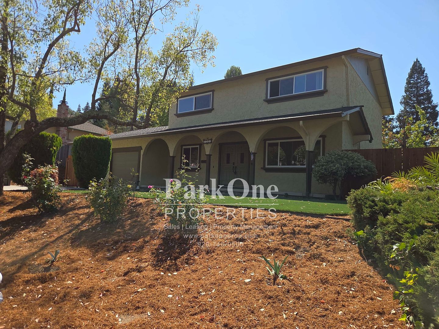 1501 Fieldcrest Dr photo 2