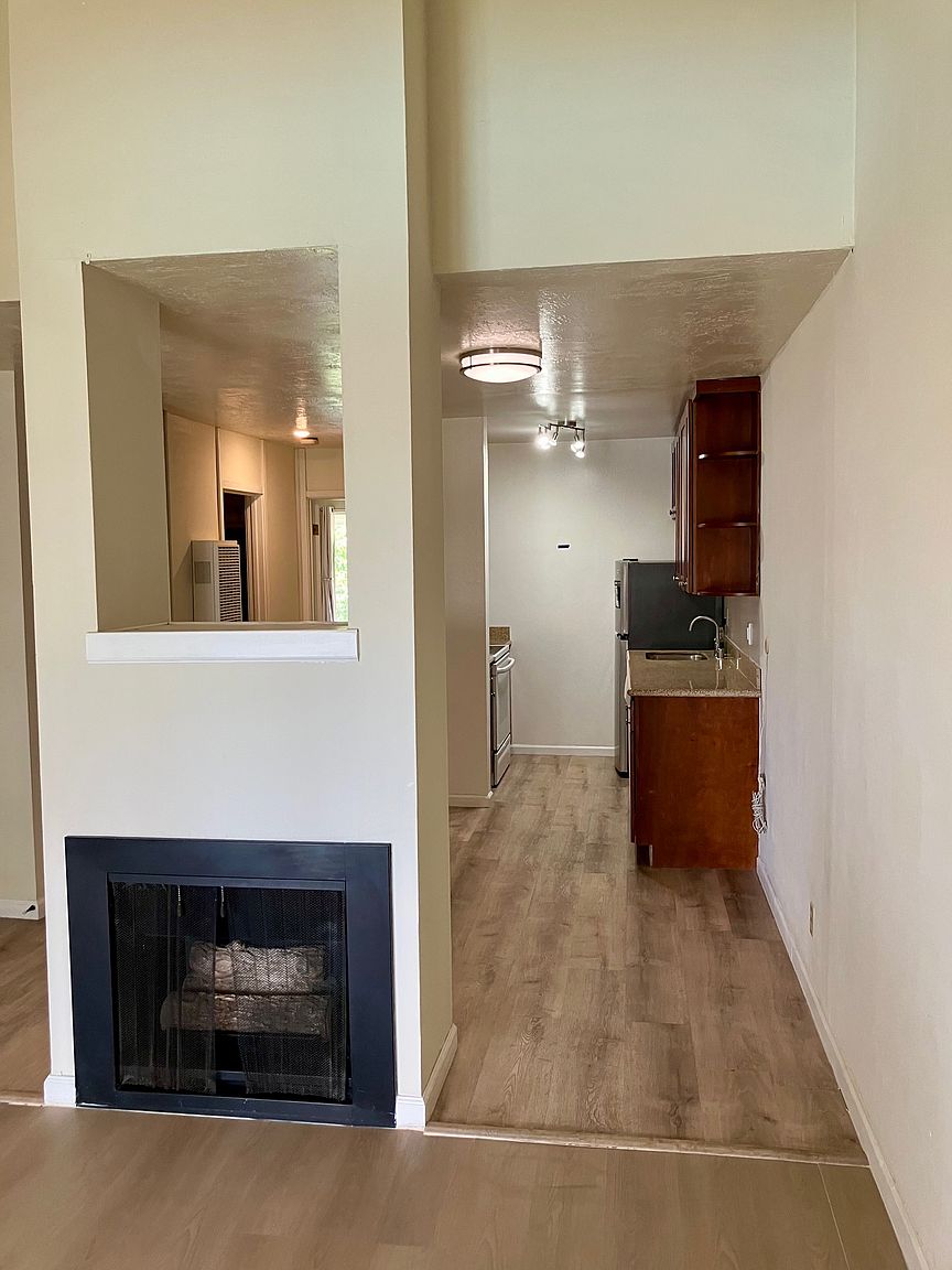 Super Cool 2 Bedroom Condo With Great Location. photo 5