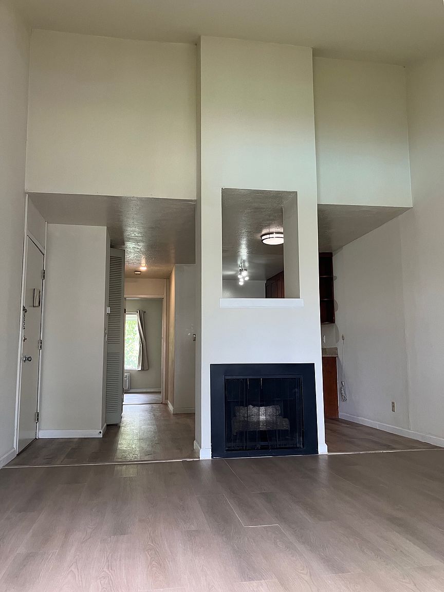 Super Cool 2 Bedroom Condo With Great Location. photo 4