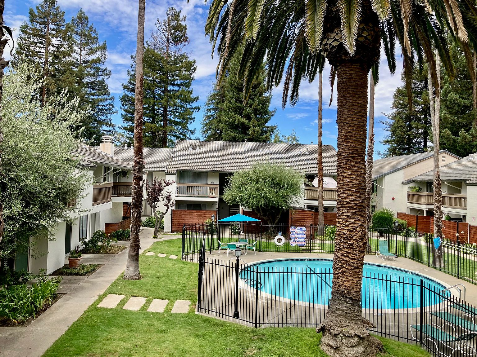 Super Cool 2 Bedroom Condo With Great Location. photo 3