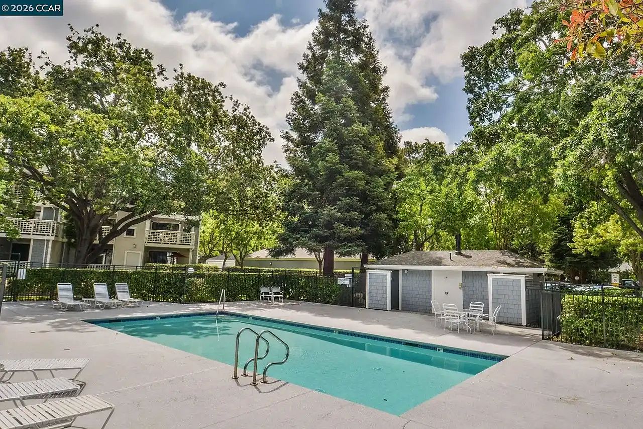 2588 Oak Rd photo 2