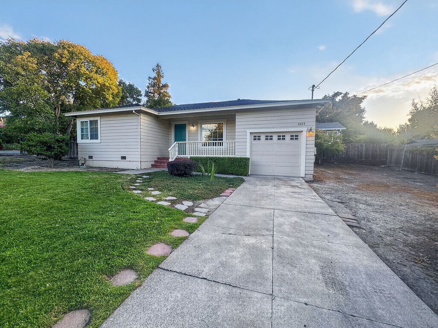 Adorable 2 Bedroom, 1 Bathroom Single Level Single Family Home With Attached Garage, Laundry And Yard! photo 4