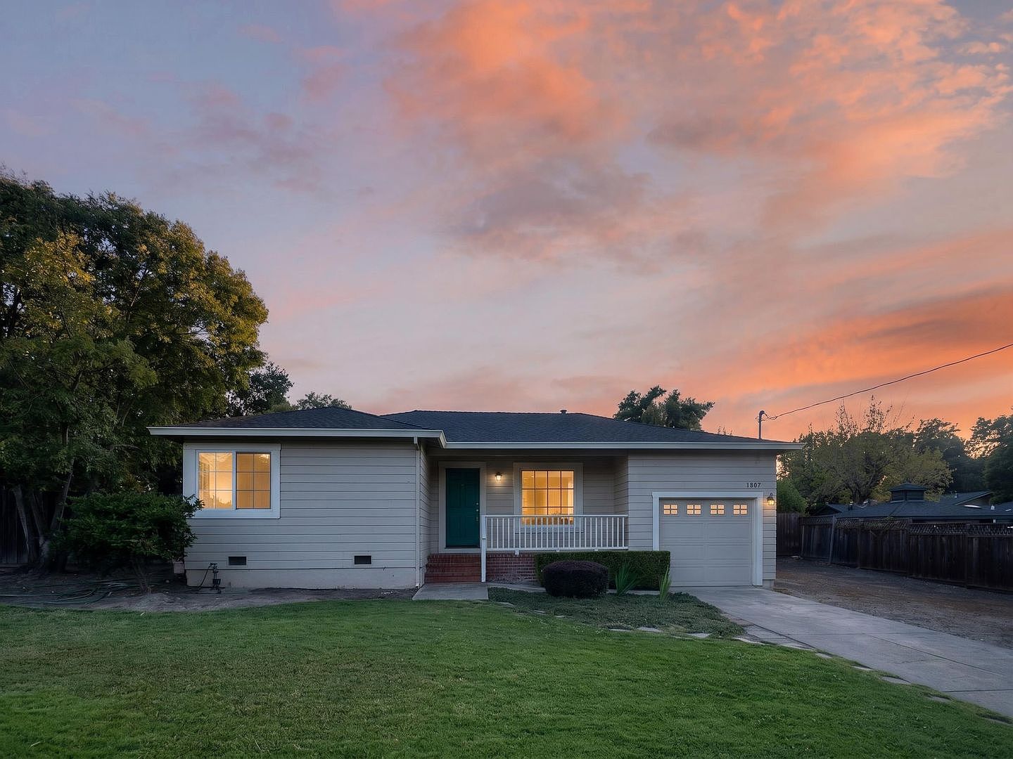 Adorable 2 Bedroom, 1 Bathroom Single Level Single Family Home With Attached Garage, Laundry And Yard! photo 3