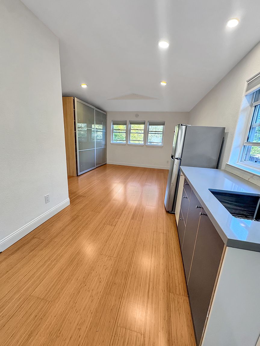 1213 Clover Ln photo 3