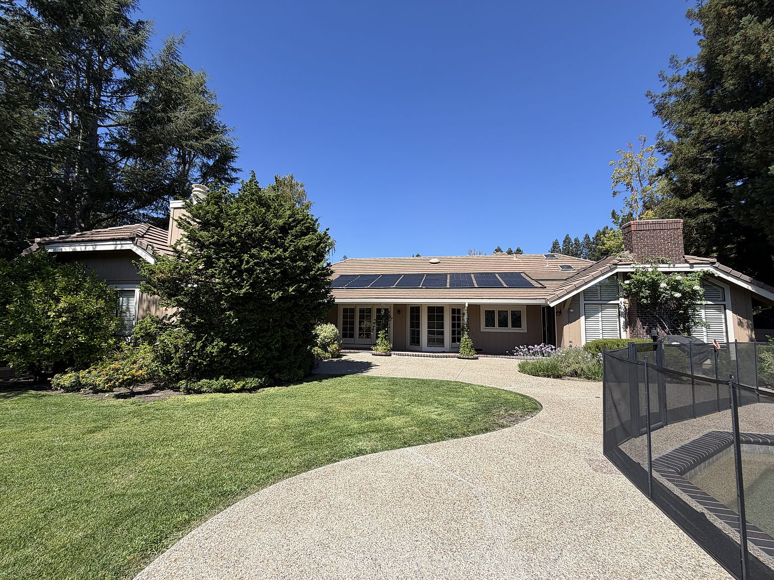 368 Bryan Dr photo 2