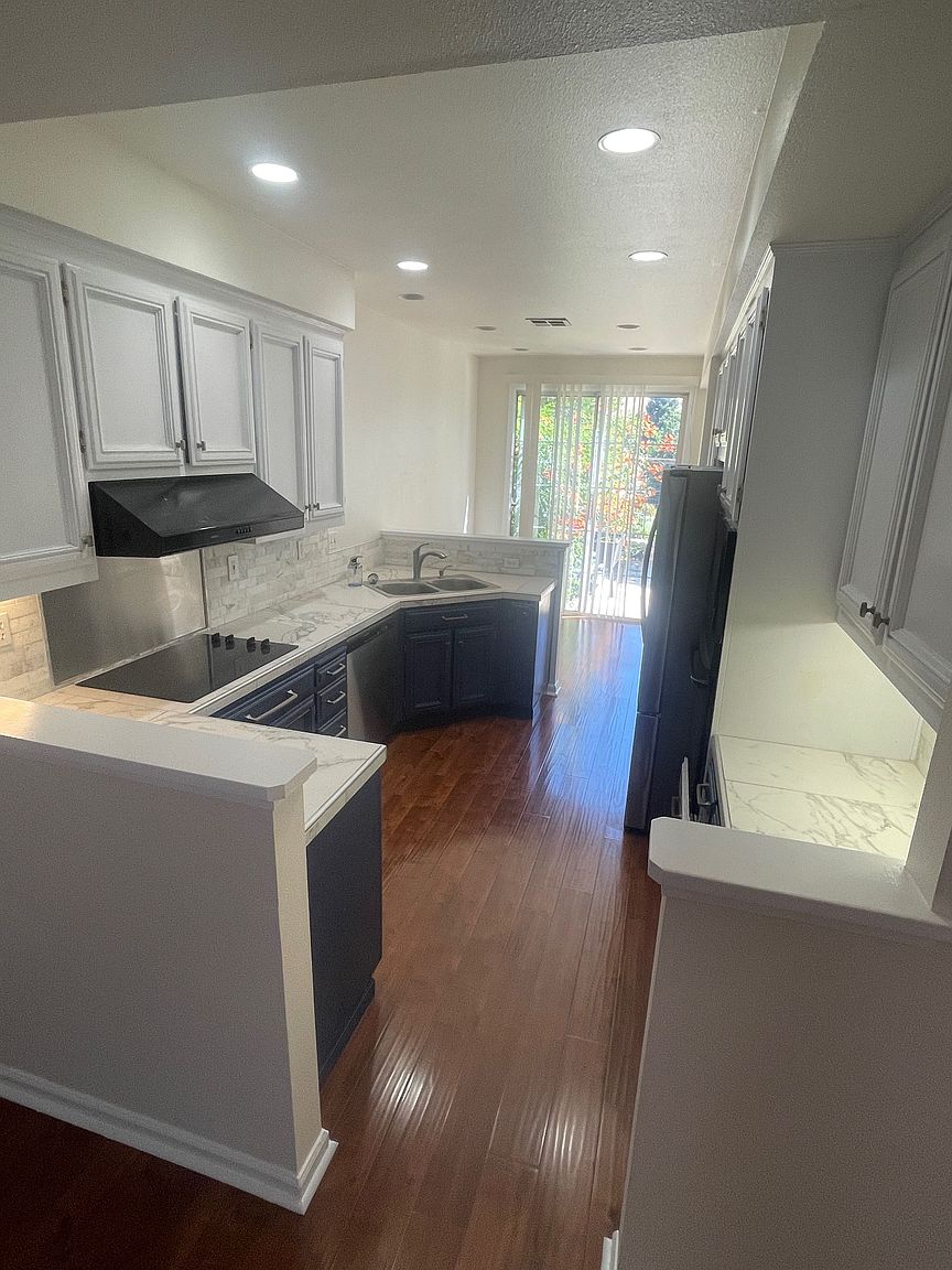545 Glasgow Cir photo 4
