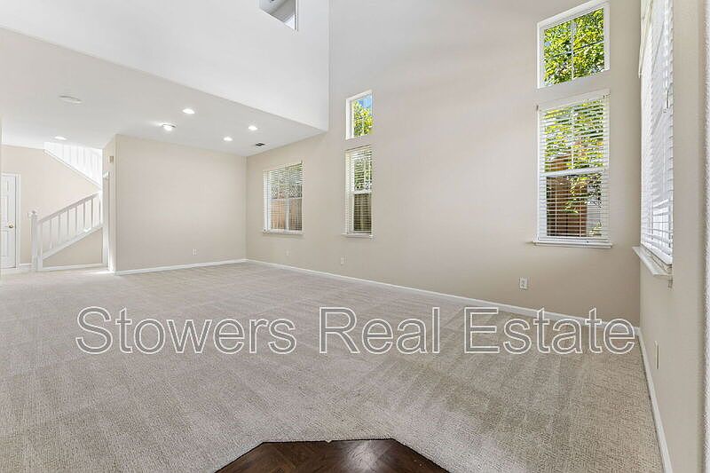 137 Woodcrest Dr photo 5