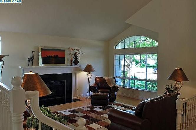 108 Barberry Ln photo 3