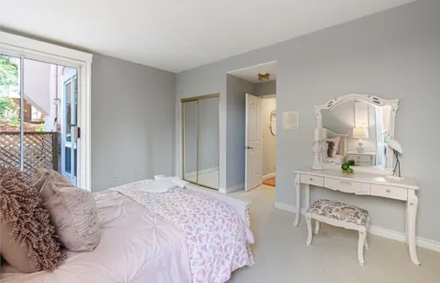 417 Honeysuckle Ln photo 5