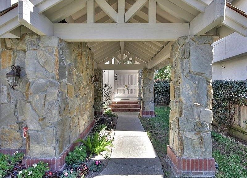 3140 Fox Creek Dr photo 2