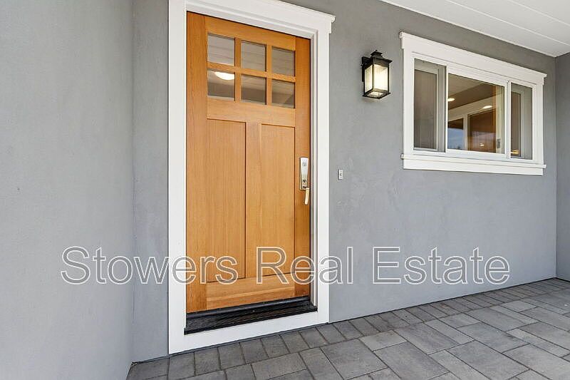 1099 Larch Ave photo 5