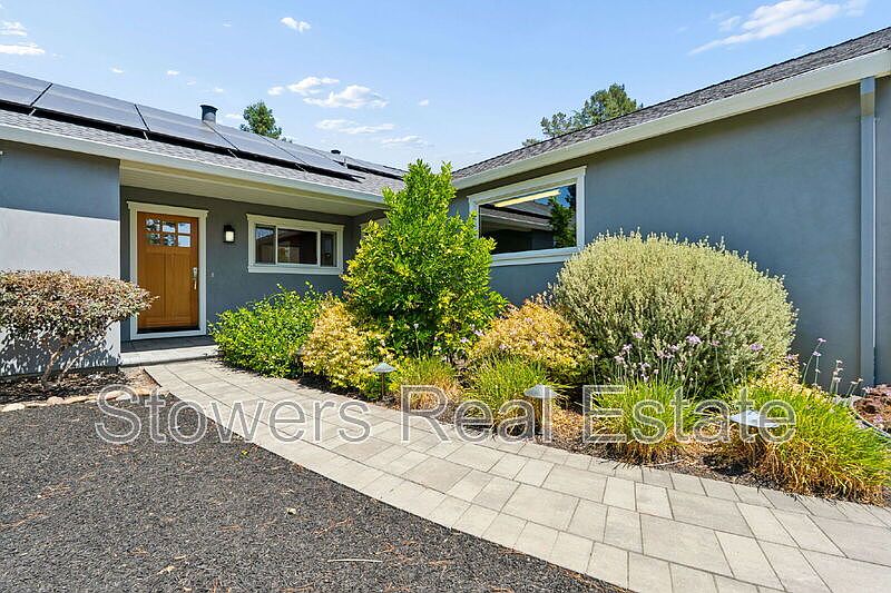 1099 Larch Ave photo 3