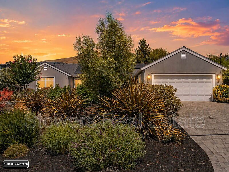 1099 Larch Ave photo 2