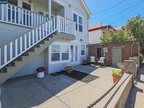 1525 Lillian St photo 5