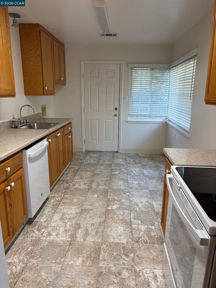 606 Haven St photo 5