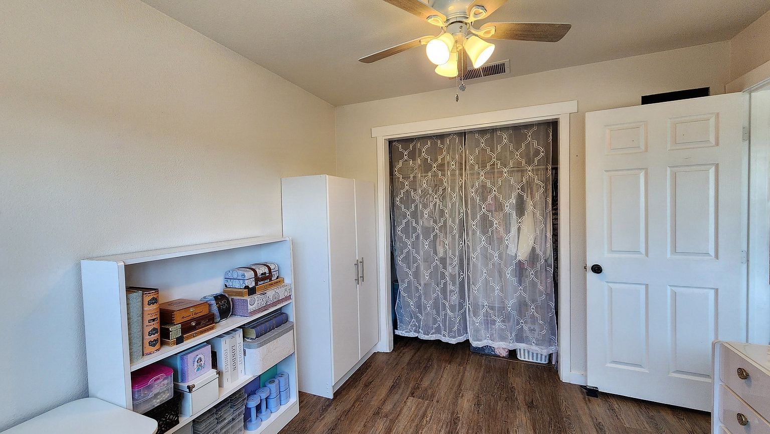 2471 Leslie Ave photo 4