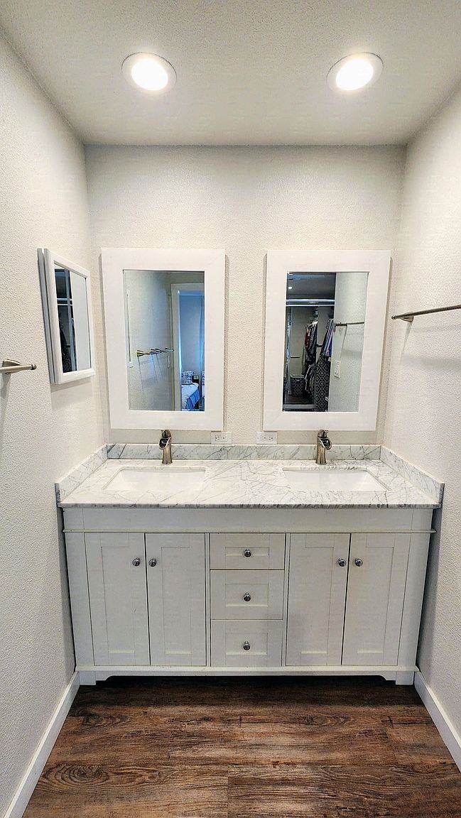 2471 Leslie Ave photo 2