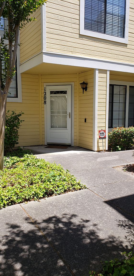1208 Devonwood photo 3