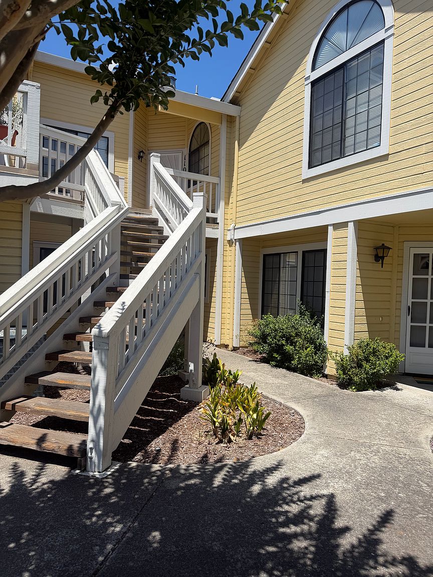1105 Devonwood photo 2