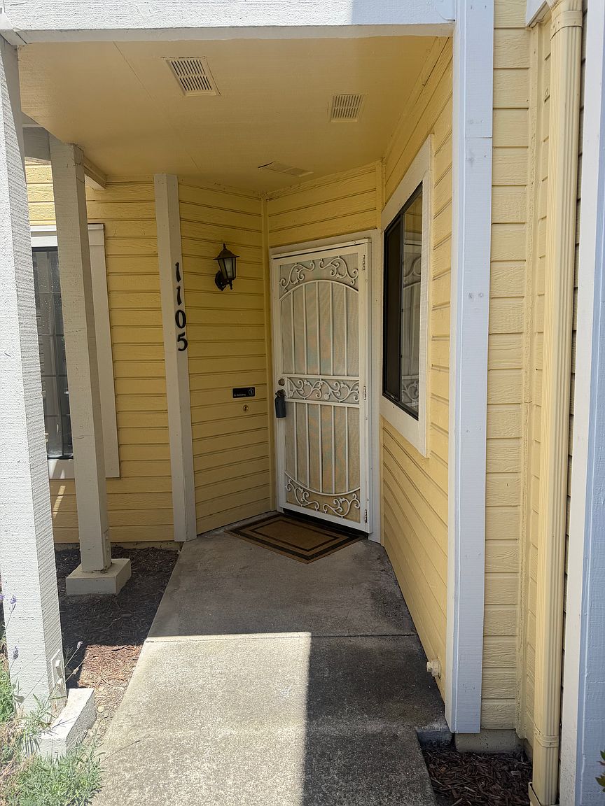 1105 Devonwood photo 3