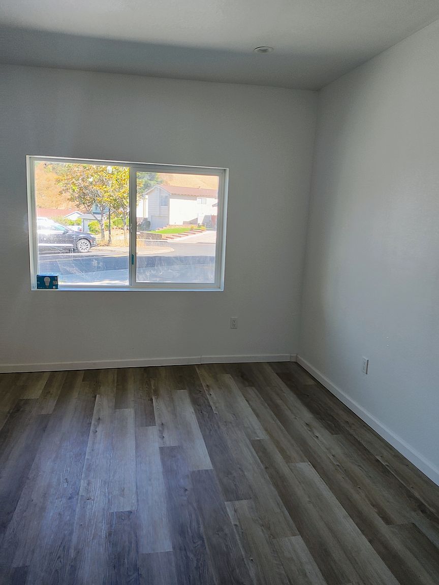 457 Falcon Way photo 2