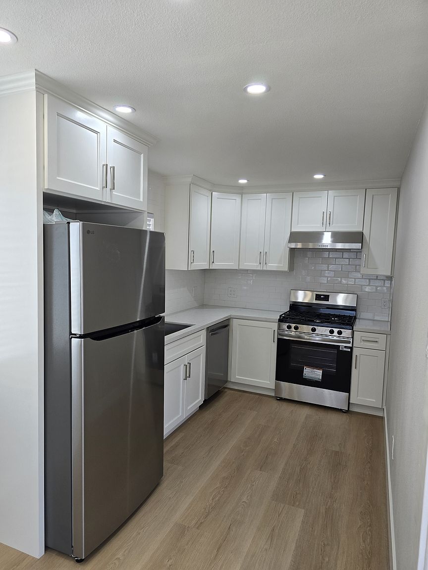 2421 Standard Ave photo 3