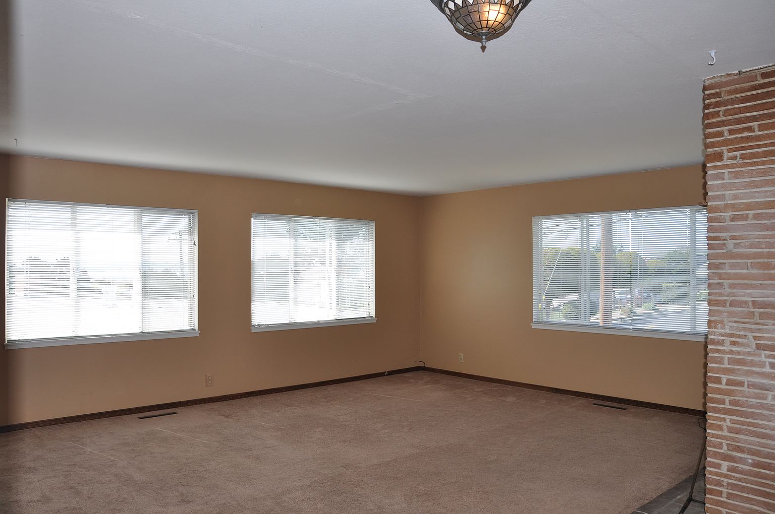 6112 Jordan Ave photo 3