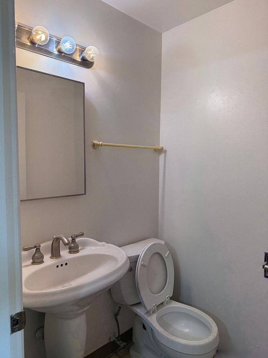 1103 Campbell St photo 5