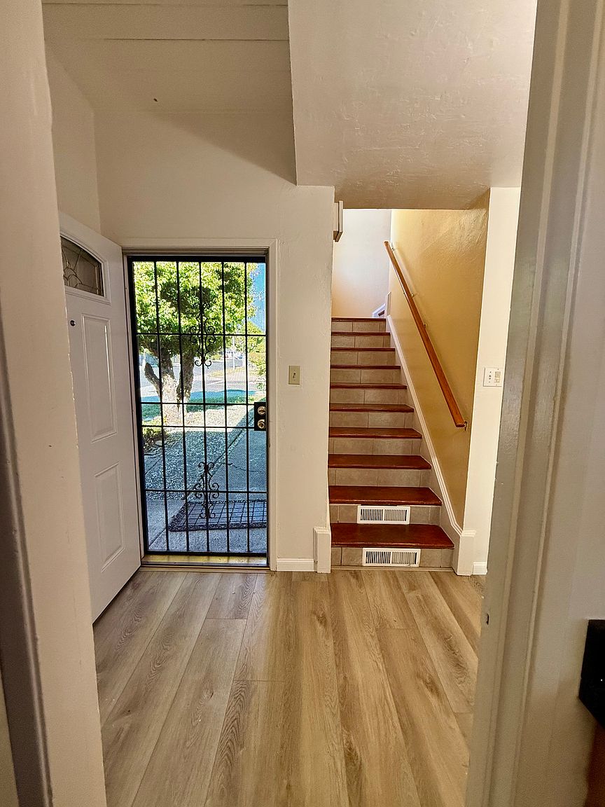 1103 Campbell St photo 3