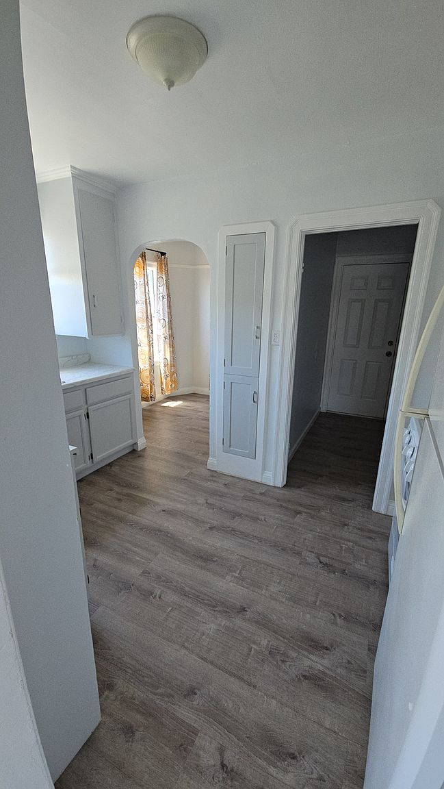 441 Wilson Ave photo 2