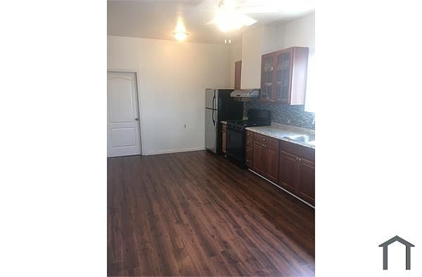 562 5th St photo 4