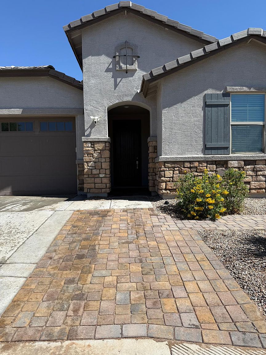 588 E Quail Dr photo 2