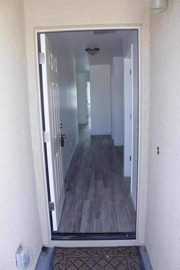 123 E Watson Pl photo 3
