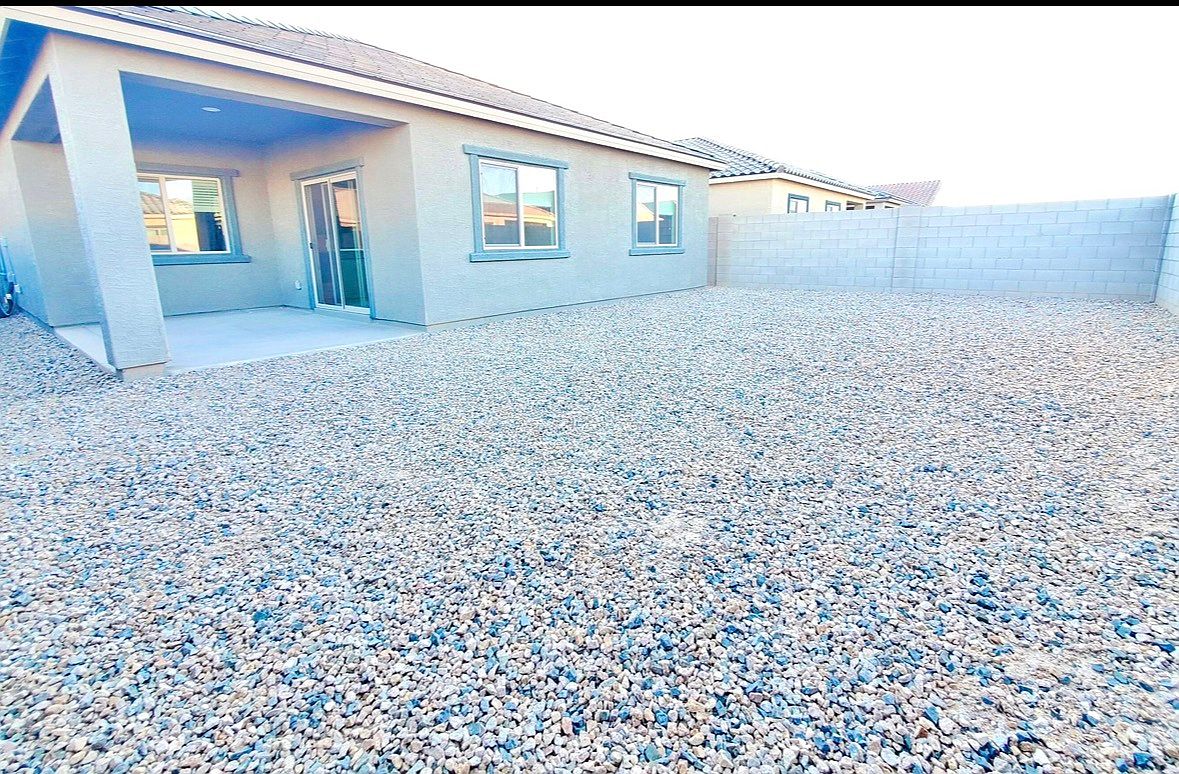 43778 W Juniper Ave photo 2