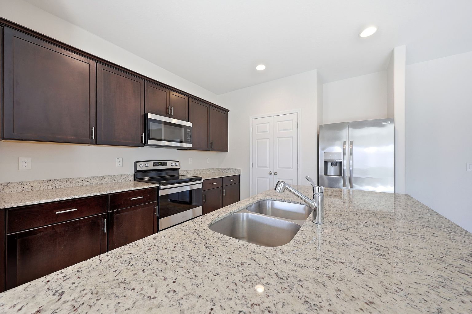 43721 W Acacia Ave photo 2