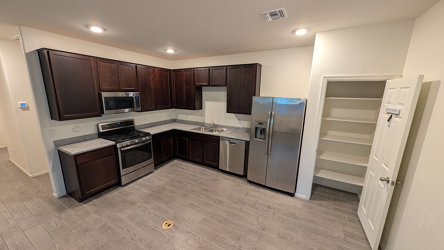 216 W Tropical Dr photo 2