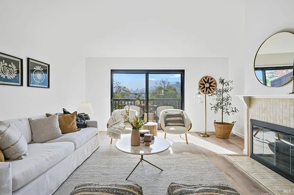 2BR/2BA Townhouse on Corte Real · Greenbrae
