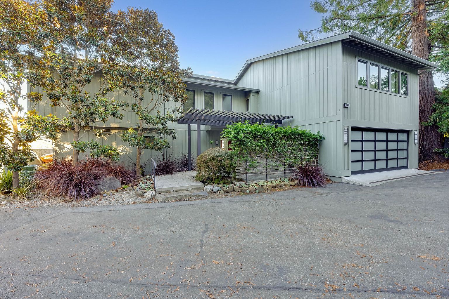 363 E Strawberry Dr photo 2