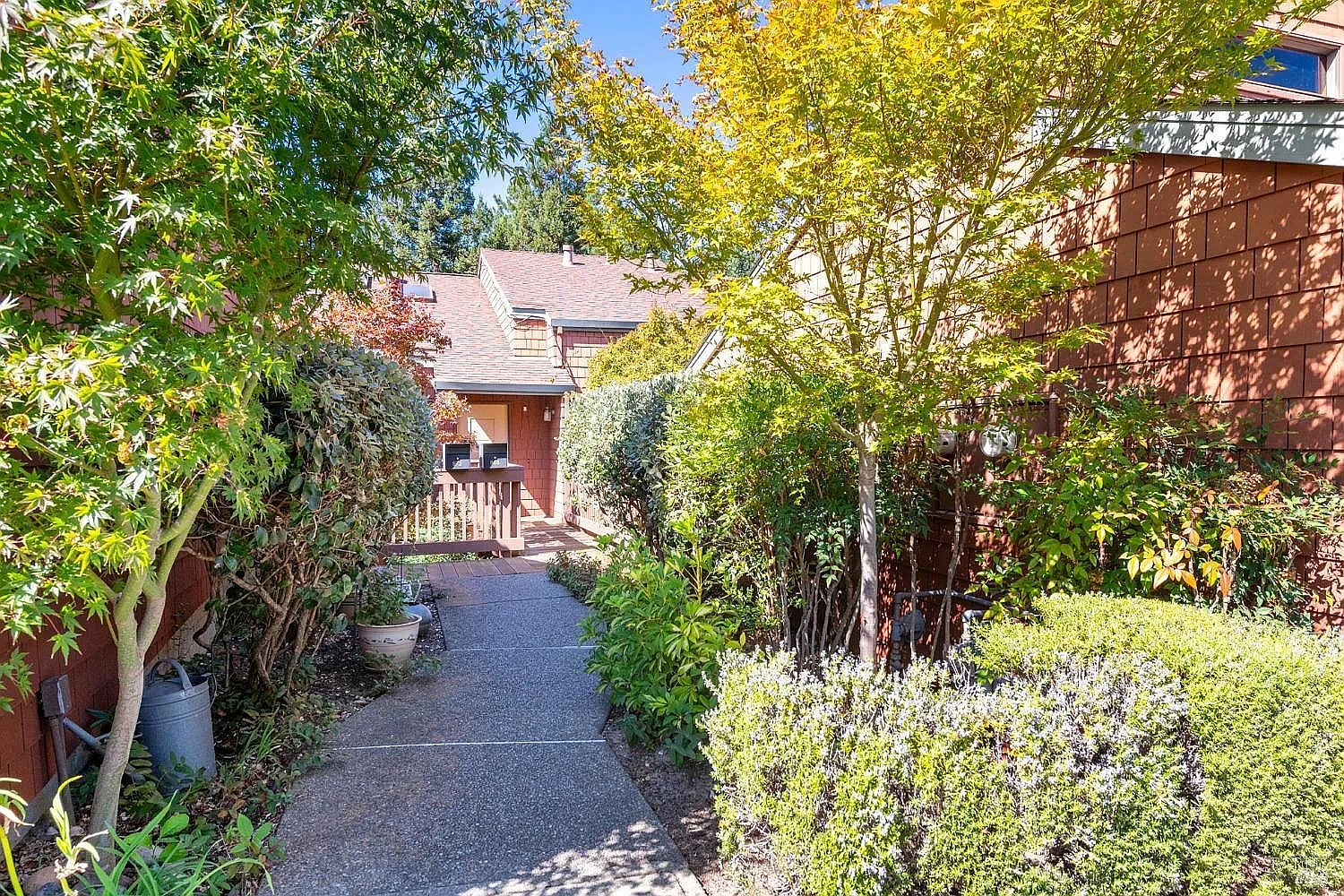 968 Arlene Way photo 2
