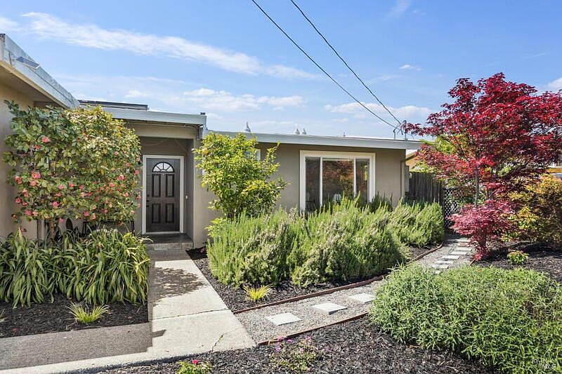 53 Labrea Way photo 3