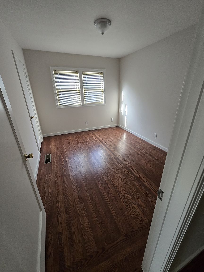 360 Monroe St photo 4