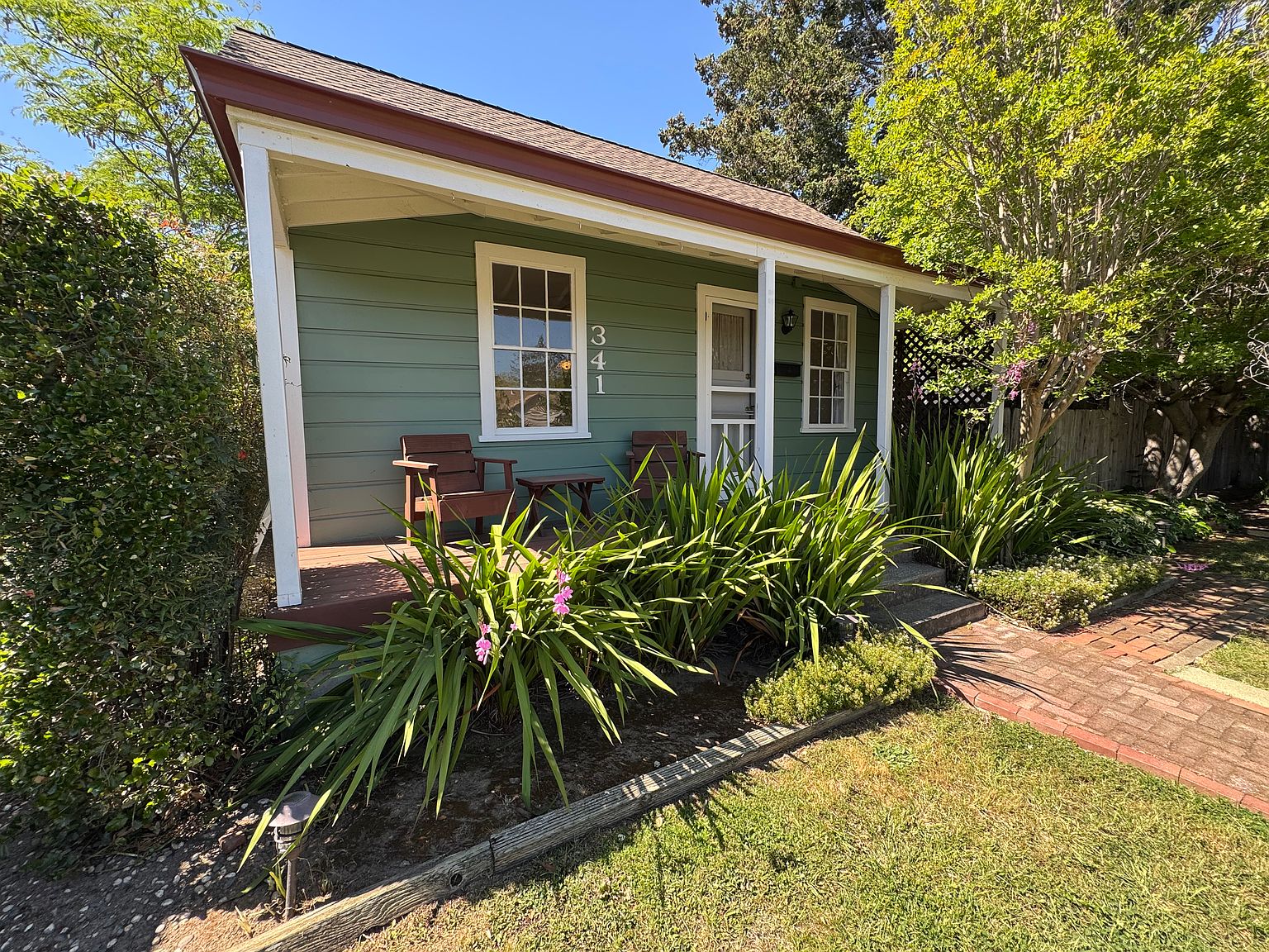 341 Coombs St photo 2