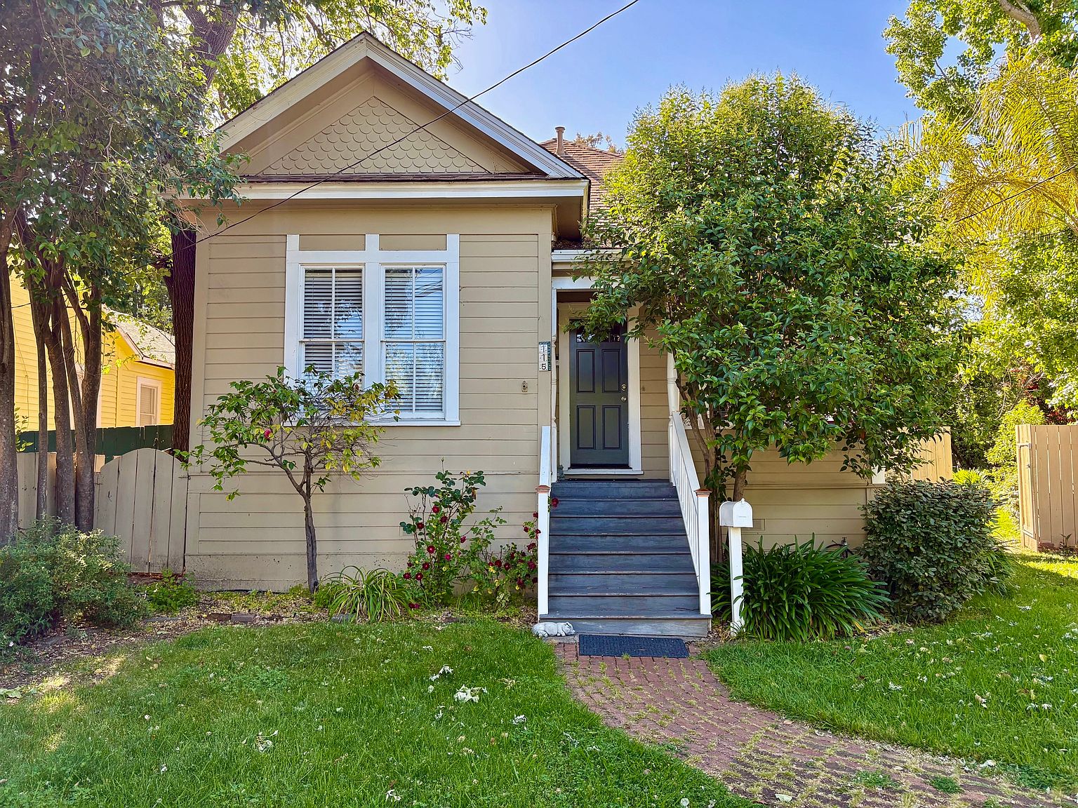 115 Coombs St photo 3