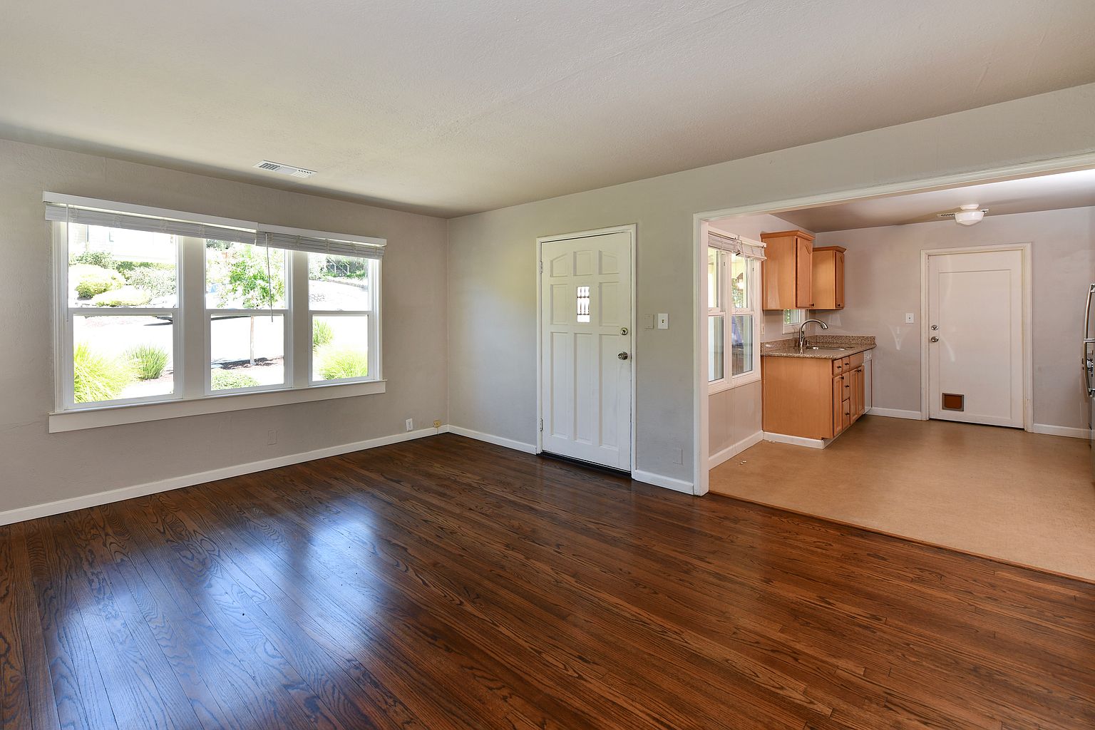 1415 Meek Ave photo 4
