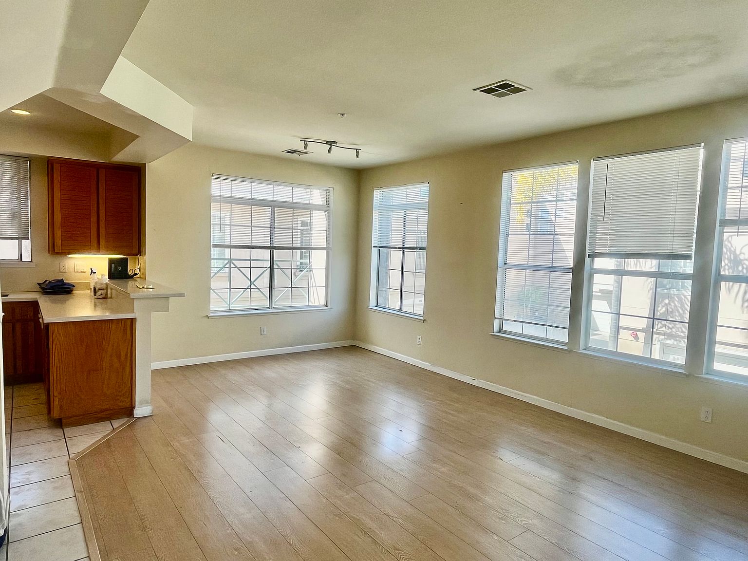 332 Montecito Way photo 2