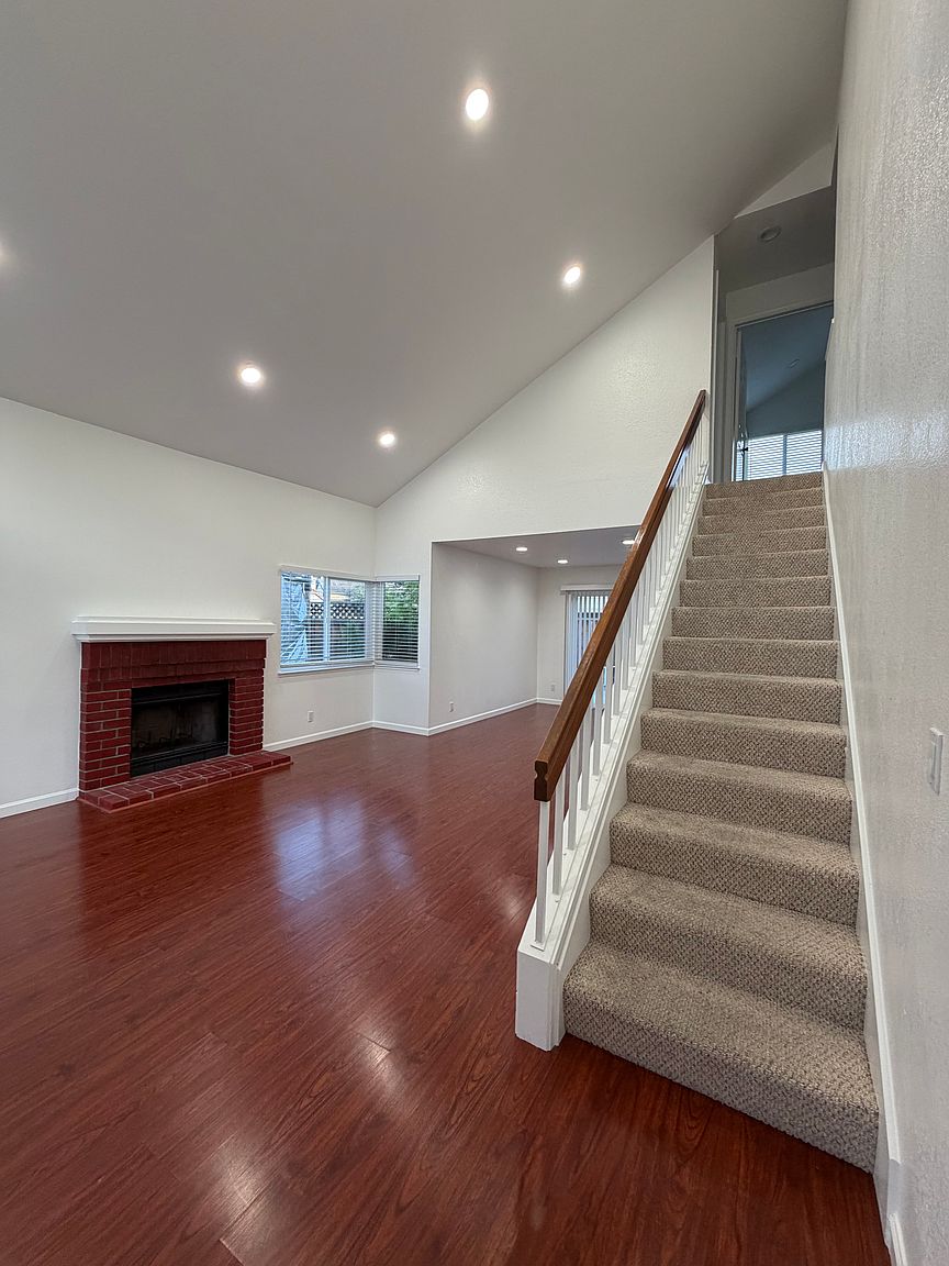 648 Costigan Cir photo 3