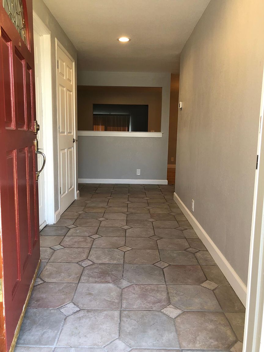 580 Bellwood Dr photo 2