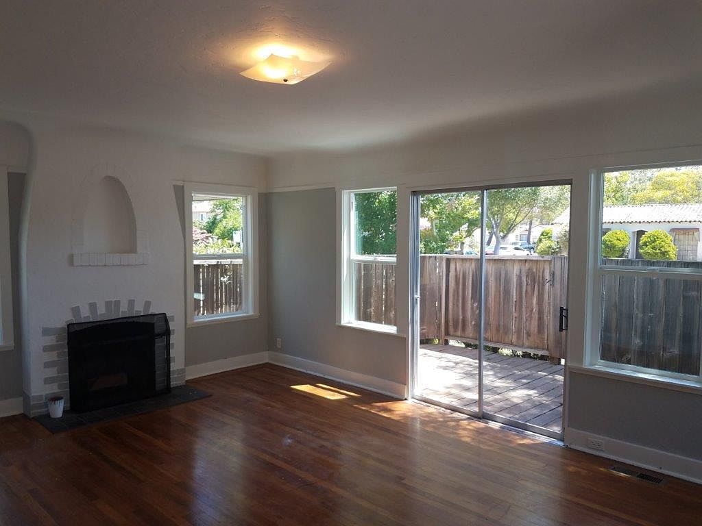 2BR/1BA Single Family House on College Avenue · Stanford photo 5