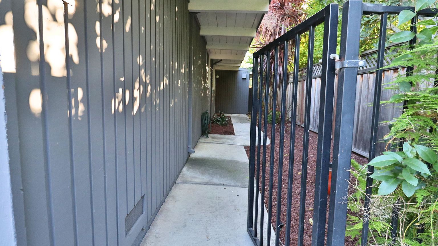 2467 Alvin St photo 2