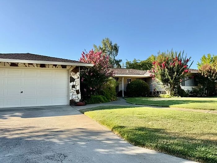 75 Stuart Ct photo 2